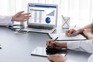 doctors meeting witg digital data records